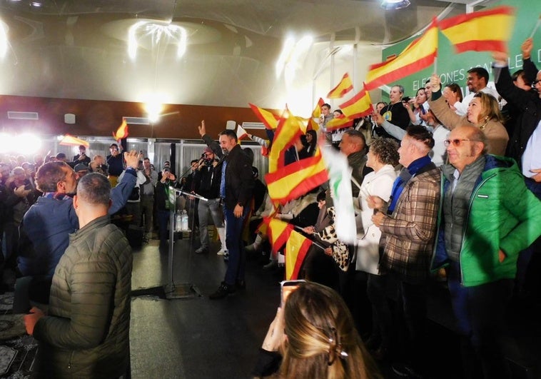 VOX reparte críticas para el «bipartidismo corrupto» y para María Guardiola por «robarnos el cambio»